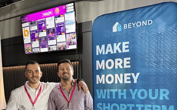 面向活动和网站的 AI 社交墙